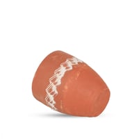 كوب من فخار مزين باللون الأبيض(تركي)