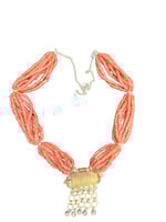 عقد من المرجان الصناعي والمعدن قديم ونادر