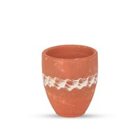 كوب من فخار مزين باللون الأبيض(تركي)