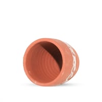 كوب من فخار مزين باللون الأبيض(تركي)