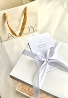 بوكس الورد مع سلسال باللون الذهبي