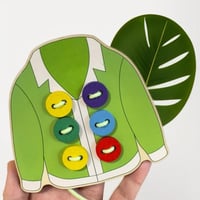 لعبة منتسوري لضم ازرار وخيطان