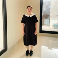 فستان تقديم للمناسبات انيق باللون الاسود وياقة بيض...