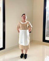 فستان تقديم للمناسبات انيق باللون البيج وياقة بيضا...