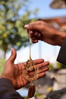 تعليقة بشكل قطرة يدويه مع كسرة العود