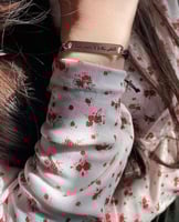 اساور الخيط اكتفي بك ولا اكتفي منك