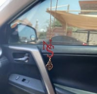 تعليقه سياره مع حرفك وحرفها وأضاف شكل قفل حسب الطل...