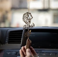 تعليقه عود شكل أسد بلاسم حسب الطلب