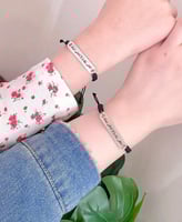 اساور الخيط اكتفي بك ولا اكتفي منك