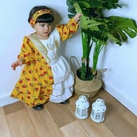 فساتين أطفال لون ابيض و اصفر مع ورد احمر