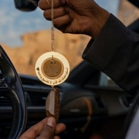 تعليقه رسم الأيادي حسب رغبتك