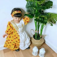 فساتين أطفال لون ابيض و اصفر مع ورد احمر