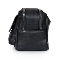 شنطة يد جلد بمقبض معصم مع فتحة داخلية للنقود والبط...