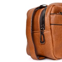 شنطة يد جلد بمقبض معصم مع فتحة داخلية للنقود والبط...