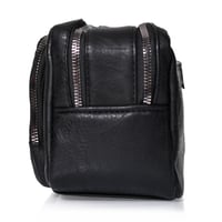 شنطة يد جلد بمقبض معصم مع فتحة داخلية للنقود والبط...