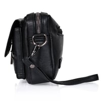 شنطة يد جلد بمقبض معصم مع فتحة داخلية للنقود والبط...