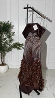 فستان بني من قماش جازار مع تطريز وورود وخرز فاخر