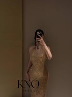 فستان ذهبي استرتش مزين بترتر وكردانة فاخرة بإطلالة...