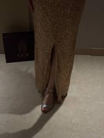 فستان ذهبي استرتش مزين بترتر وكردانة فاخرة بإطلالة...