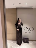 فستان دانتيل بني بلمعة خرز وشال شيفون