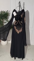 فستان اسود مع شك مموج فاخر