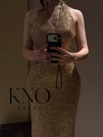 فستان ذهبي استرتش مزين بترتر وكردانة فاخرة بإطلالة...