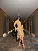 فستان دانتيل فاخر بقصة أنثوية أنيقة وأكمام واسعة