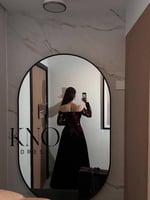 فستان جوخ فاخر مع كلفة مخمل وشك لامع بتفاصيل راقية