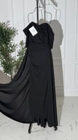 فستان اسود طويل مع ذيل ب كلفة