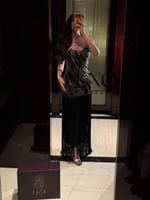 فستان خامة شك مع تفته وهَدَب فاخر يضفي لمسة أناقة...