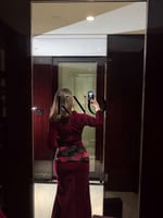 فستان جوخ مع حزام مخمل ولمسات شك فاخرة