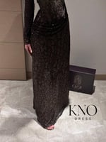 فستان دانتيل بني بلمعة خرز وشال شيفون