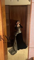 فستان سهرة جوخ جاكار فاخر بتصميم كورسيه وأكمام منف...