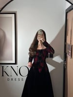 فستان جوخ فاخر مع كلفة مخمل وشك لامع بتفاصيل راقية