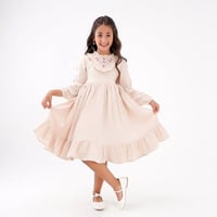 فستان بيج بياقة مزركشة