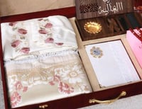 بوكس فاخر ومخصص لرمضان يحتوي على شرشف صلاة، سجادة،...