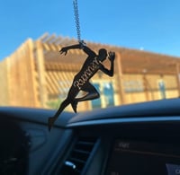 تعليقة سياره بالاسم والشكل حسب الطلب