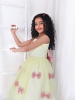 فستان بالوان زاهيه بلمسات مميزه من الفيونكات