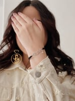 اسوارة بالاسم مع حرف مطلي بالذهب