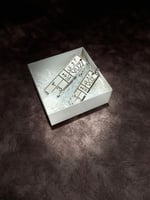 ميدلية او تعليقات باسم اللوحة