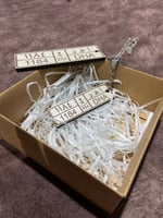 ميدلية او تعليقات باسم اللوحة