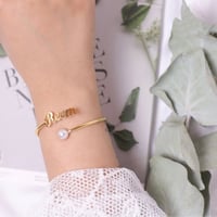 اسوار يد مع قطعة من اللؤلؤ