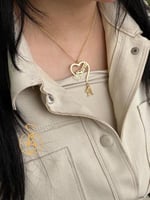 سلسال بتصميم الاسم والحرف مع فراشه