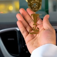 تعليقة سيارة بالاسم مع شعار نادي الأهلي وكأس النخب...