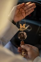 تعليقة سيارة رسمة الأيادي مع الصور