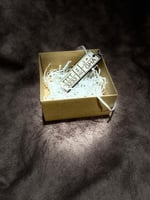 ميدلية او تعليقات باسم اللوحة