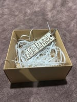 ميدلية او تعليقات باسم اللوحة