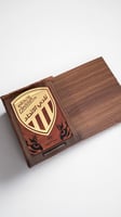 درع خشب طبيعي فاخر بشعار نادي الأتحاد السعودي