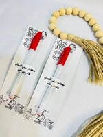 توزيعات المدرسة كرت مع قلم حبر احمر