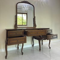 طاولة تزيين كلاسيك